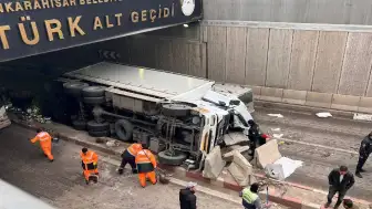 Afyonkarahisar’da TIR Devrildi! Ortalık Savaş Alanına Döndü