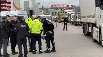 Sakarya Erenler’de Trafik Kazası! Yolun Karşısına Geçen Kadın Tırın Altında Kaldı