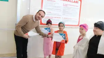 Düzce’de Öğrenciler Yüzme Eğitimi Alarak Sertifikalarını Aldılar