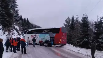 Kartalkaya Yolu buzlanma nedeniyle ulaşıma kapandı: Otobüs kazası yaşandı