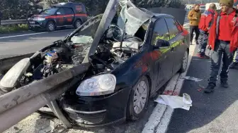 Kocaeli İzmit'te trafik kazası: Araç bariyerlere girdi 1'i ağır, 4 yaralı