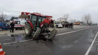 Otomobil tıra çarparak durabildi: 2 Yaralı