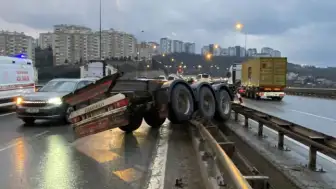 Kocaeli TEM Otoyolu'nda trafik kazası: Makaslama yapmaya çalışan tırın dorsesi düştü, 1 yaralı