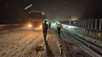 Bolu Dağı'nda kar yağışı aniden bastırdı, tırlar yolda kaldı