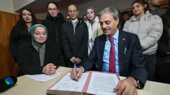 Sakarya Büyükşehir Belediye Başkanı Yusuf Alemdar bilim merkezi için imza attı