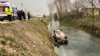 Otomobil dereye uçtu: Sürücü "araç kendi kendine gitti" dedi