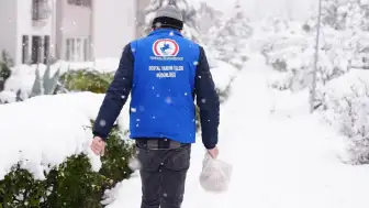 Düzce'de etkili kar yağışında yollar kapandı: Yemek yardımı yapanlar karlı yolları aştı