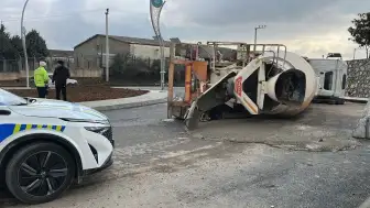 Kocaeli Gebze'de beton mikser devrildi: Mikser sürücüsünün sağlık durumu iyi