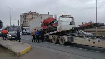 Kocaeli Karamürsel'de zincirleme kaza yaşandı: Kamyon, otomobil ve kamyonet çarpıştı