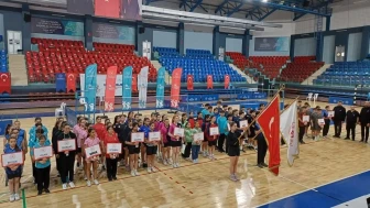 Düzce'de badminton heyecanı başladı: Organizasyon sporcuların gelişimine katkı sunuyor