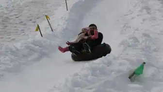 Bolu Abant'ta vatandaşların şambrelle kayak keyfi sürüyor