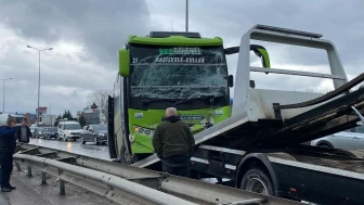 Kocaeli’de D-130 karayolunda özel halk otobüsü kamyonetle çarpıştı