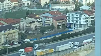 Kocaeli'de saç rulosu taşıyan tırın yük dengesi sarsıldı