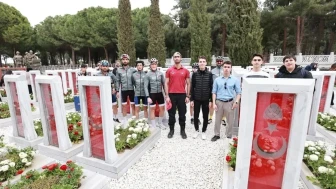 Sporcular, Çanakkale Zaferi'nin 110. yılında şehitleri anmak için pedal çevirdi