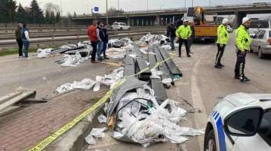 Tırdan Düşen Demir Profiller yolu Kapattı