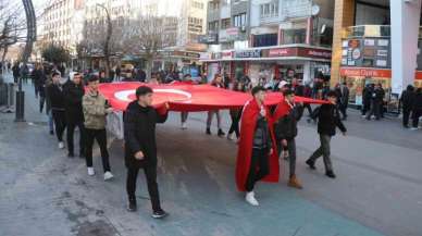 Bolu'da Gençler Şehitlerimizi Anma Yürüyüşü Düzenledi