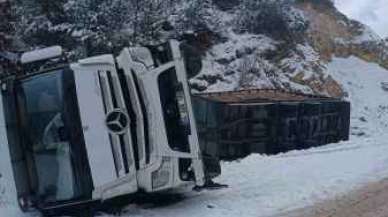 Bolu'da Buzlu Yol Kamyon Devirdi