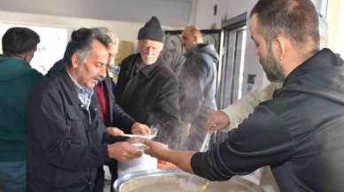 Sakaryalı Vatandaş Depremde Can Aramıştı, Şimdide Hendek'te Kuran-ı Kerim Okutup Yemek Dağıttı