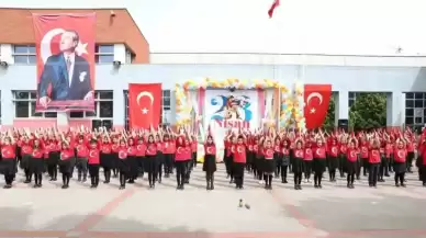 Derince'de Coşkulu 23 Nisan Kutlamaları... Dev Türk Bayrağı Açtılar!