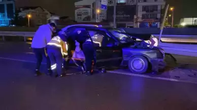 Kartepe'de Otomobil Bariyere Çarptı- 2 Yaralı...