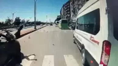 Kocaeli İzmit'te Otomobil Yayaya Yaya Kaldırımda Çarptı...