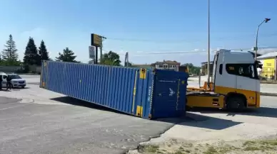 Düzce’de kavşakta U dönüşü yapan tırın taşıdığı konteyner yola düştü.