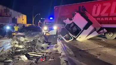 Başiskele'de Feci kaza, tırın kabini koptu: 1’i ağır, 6 yaralı