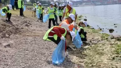 Körfezliler Kolları Sıvadı... Yarımca Sahili'nde 150 Kilogram Atık Toplandı