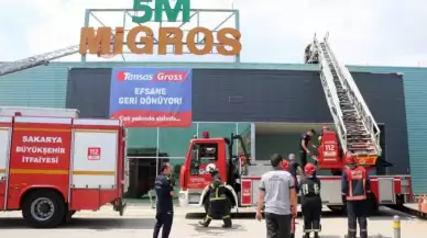 Migros’un Çatısında Korkutan Yangın: Dumanlar Bölgeyi Kapladı, Göz Gözü Görmedi