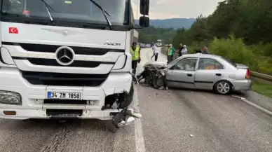 Bolu'da Kaza Otomobil Tırla Çarpıştı: 2 Yaralı