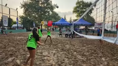 Gölcük’te Plaj Voleybolu Turnuvası Başladı