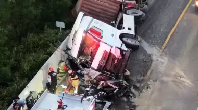 Düzce'de TIR Otomobilin Üzerine Devrildi