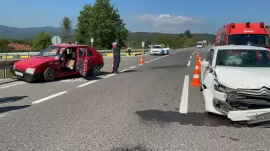 Bolu'da Trafik Kazası 2 Otomobil Çarpıştı 