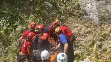 300 Metrelik Uçurumdaki Ceset Operasyonla Çıkartıldı