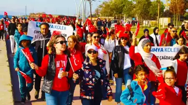 Kocaeli Körfez'de Coşkulu Cumhuriyet Yürüyüşü Gerçekleşti