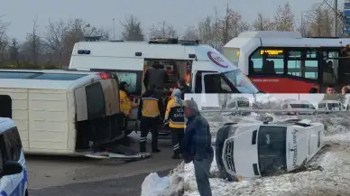 Düzce'de 7 Yaralı! Buzlanan Yolda İşçi Servis Minibüsü Devrildi