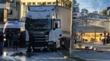 Adana Caddesi'nde Tır Kazası! Tarsus'ta Kontrolden Çıkan Tır Elektrik Direğine Çarptı