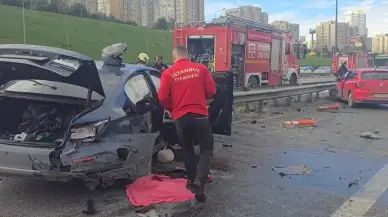 İstanbul’da Feci Kaza! Araç Bariyerlere Saplandı