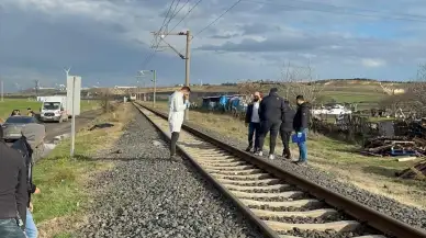 Rayların Üstünde Korkunç Ölüm! Tren Yayaya Çarptı