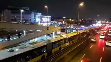 İstanbul Esenyurt’ta Akıl Almaz Metrobüs Kazası! Rögar Kapağı Yolcuyu Yaraladı