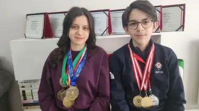 Ablasının yolundan gitti, matematik olimpiyatlarında şampiyon oldu