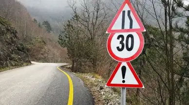 Düzce İl Özel İdaresi Yol ve Ulaşım Hizmetleri Müdürlüğü Güzeldere Şelalesi mevkiindeki trafik levhalarını değiştirdi