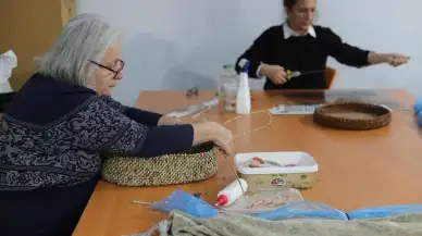 Kocaeli Gebze'de kağıt atıklar sanata dönüşüyor