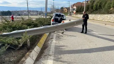 Bariyer otomobilin içinden geçti: Kocaeli’de feci kaza