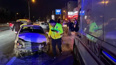 Kocaeli Derince'de zincirleme trafik kazası: Otomobilin motoru ayrıldı, 2 yaralı