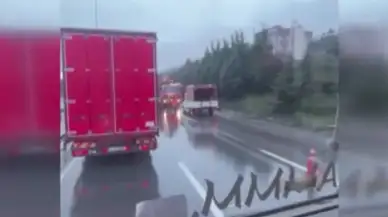 Kocaeli TEM otoyolu kilitlendi: Tır makas atmaya çalışınca olanlar oldu