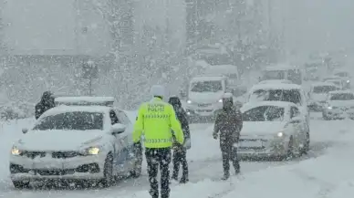 Düzce’de yoğun kar yağışı trafiği felç etti