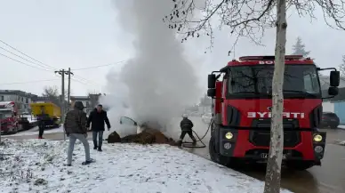 Bolu'da trafikte yanan otomobili ekskavatör toprak atarak söndürdü