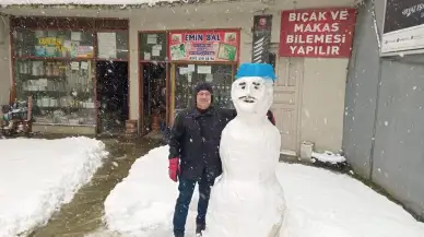 Düzce'de yoğun kar esnafı müşterisiz bıraktı: Düzce esnafı kar oynayarak zamanı geçirdi