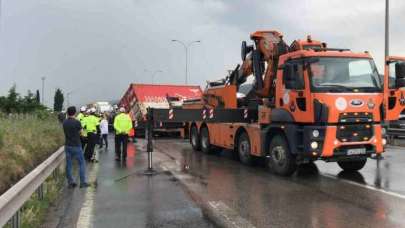 Devrilen TIR Yolu Kapattı